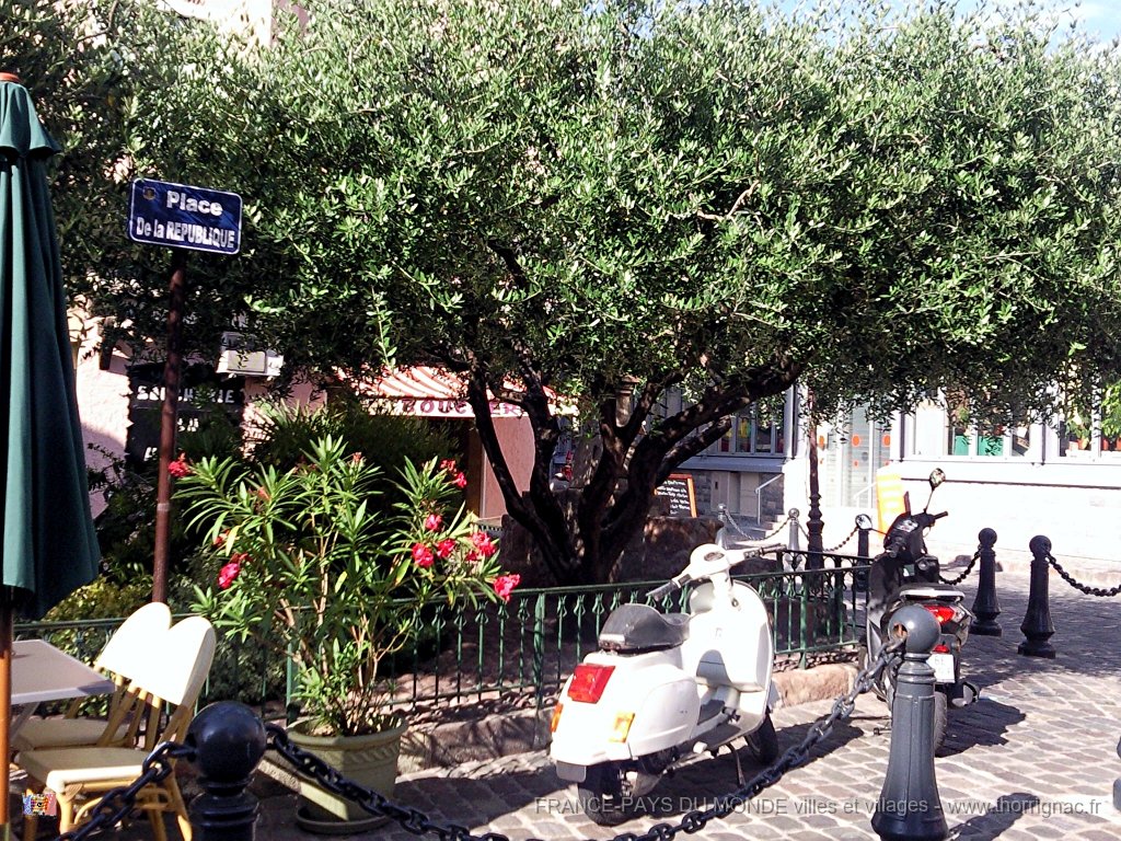 Place de la Republique a droite le nouveau marche couvert.jpg - Place de la République, à droite le nouveau marché couvert, 2011.