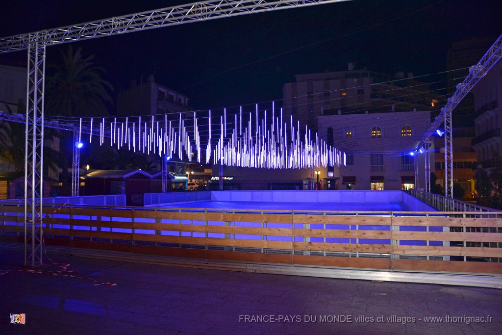 Saint Raphael 12 12 2013 16.JPG - Saint-Raphaël. La patinoire en bleue.11 décembre 2013