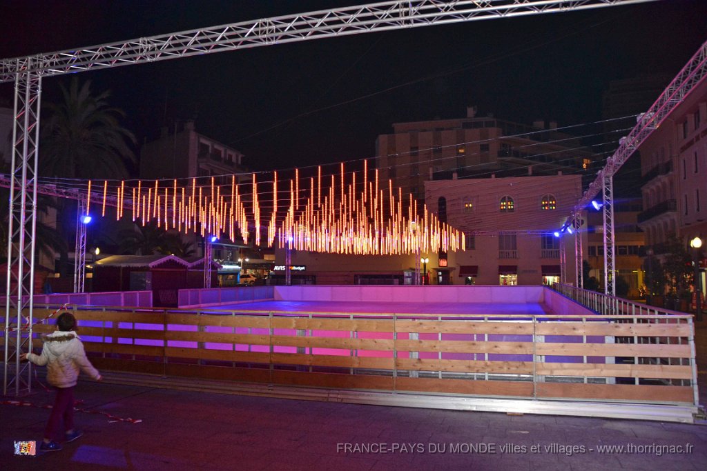 Saint Raphael 12 12 2013 17.JPG - Saint-Raphaël. la patinoire en orange. 11 décembre 2013