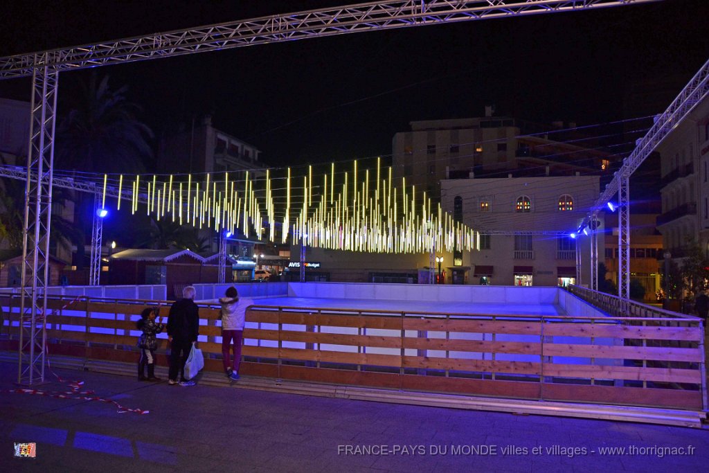 Saint Raphael 12 12 2013 18.JPG - Saint-Raphaël. La patinoire en jaune.11 décembre 2013