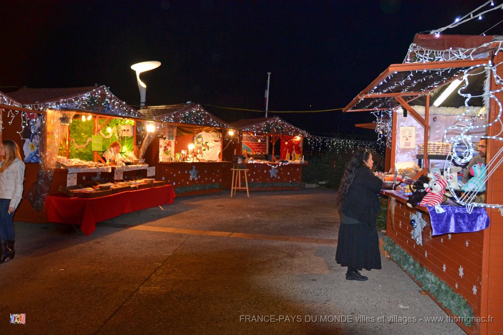 Saint Raphael 12 12 2013 32.JPG - Saint-Raphaël. Le village des Lucioles.11 décembre 2013