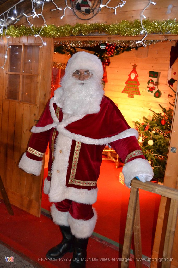 Saint Raphael 12 12 2013 33.JPG - Saint-Raphaël. Le village des Lucioles.Le Père Noël qui aimablement pris la pose.11 décembre 2013