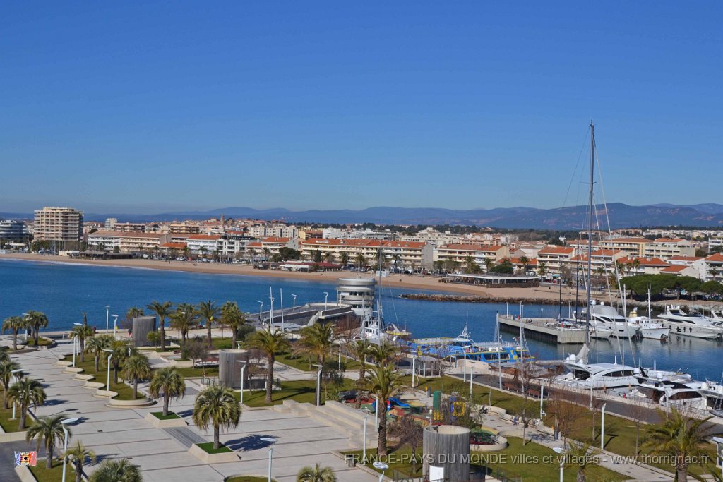 DSC0073.JPG - Esplanade Bonaparte. Au second plan, les plages de Fréjus.26 février 2015