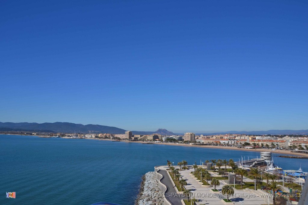 DSC0107.JPG - A l'extrêmité gauche du jardin Bonaparte, on aperçoit l'Archange et en fond, les plages de Fréjus.26 février 2015