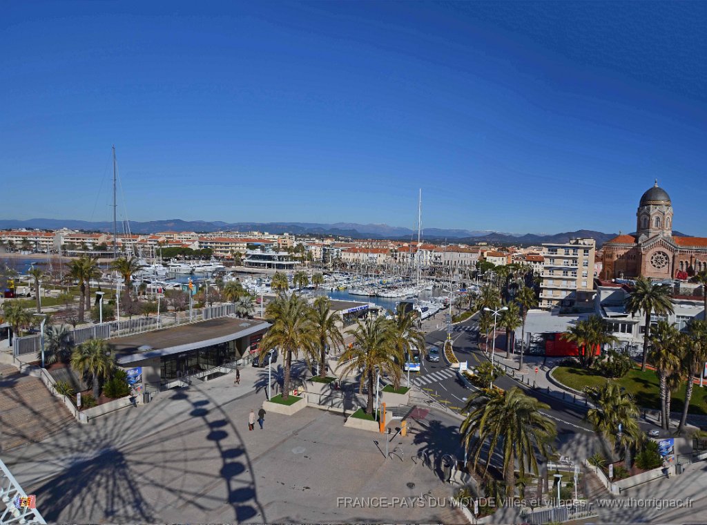 Panorama.jpg - Le jardin Bonaparte, le port, Notre Dame de la Sainte-Victoire et le casino.26 février 2015