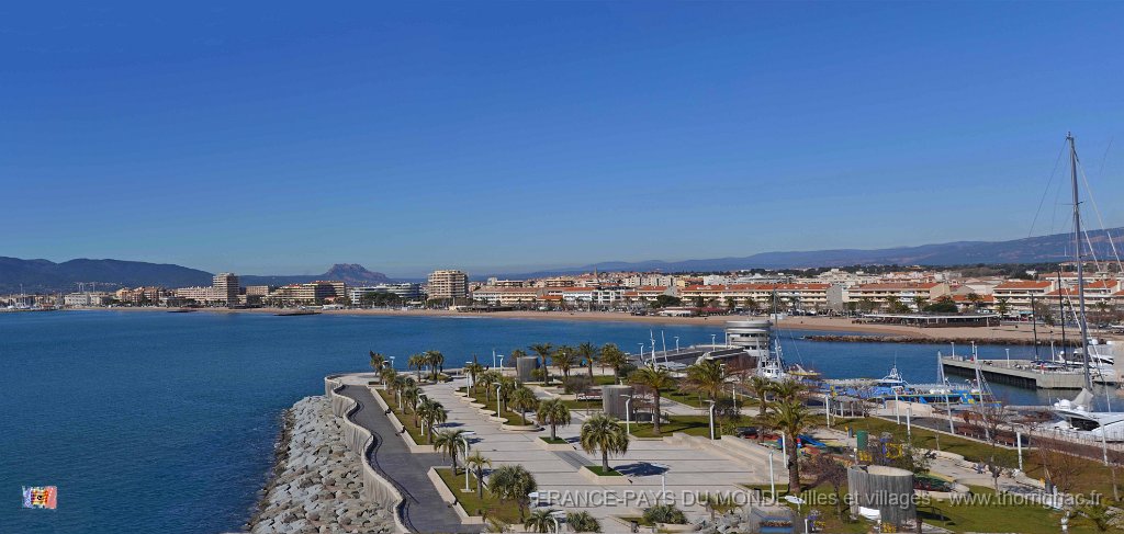 Panorama10.jpg - A l'extrêmité gauche du jardin Bonaparte, on aperçoit la statue de l'Archange. En fond, les plages de Fréjus.26 février 2015