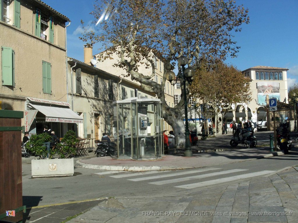 DSCF6854.JPG - Au fond, la place où se trouve l'ancienne gendarmerie