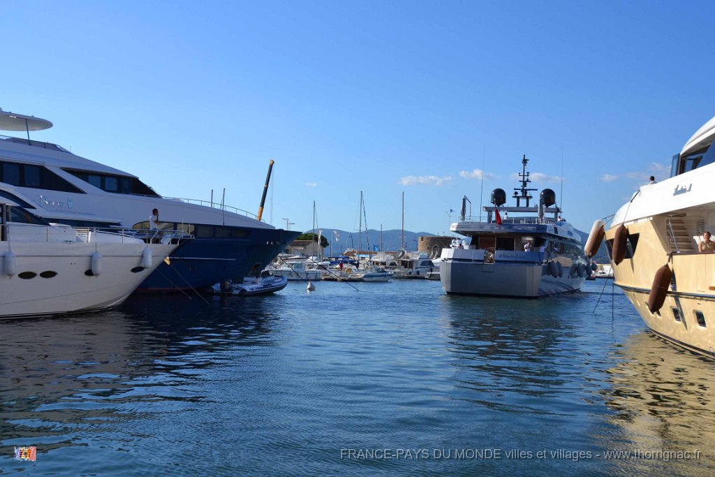 Saint Tropez 10 octobre 2015 196.JPG - Manoeuvres d'un yacht dans le port de Saint-Tropez. 10 octobre 2015.