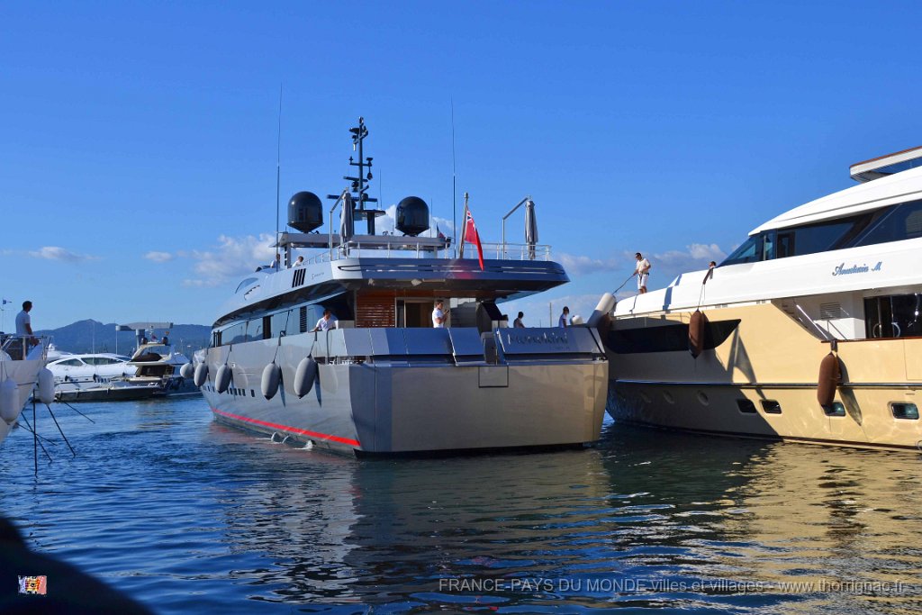 Saint Tropez 10 octobre 2015 197.JPG - Manoeuvres d'un yacht dans le port de Saint-Tropez. 10 octobre 2015.