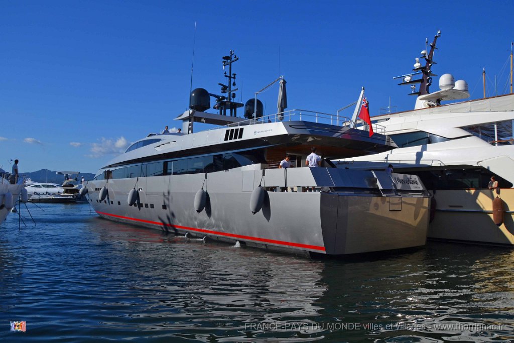Saint Tropez 10 octobre 2015 198.JPG - Manoeuvres d'un yacht dans le port de Saint-Tropez. 10 octobre 2015.