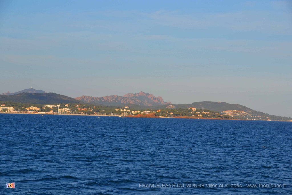 Saint Tropez 10 octobre 2015 251.JPG - Saint-Raphaël et au premier plan, le Lion de Mer. 10 octobre 2015.