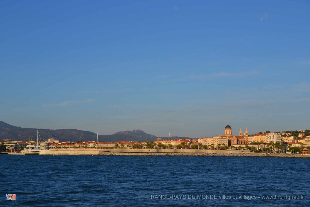 Saint Tropez 10 octobre 2015 257.JPG - Saint-Raphaël. Au premier plan, l'Esplanade Bonaparte. 10 octobre 2015.