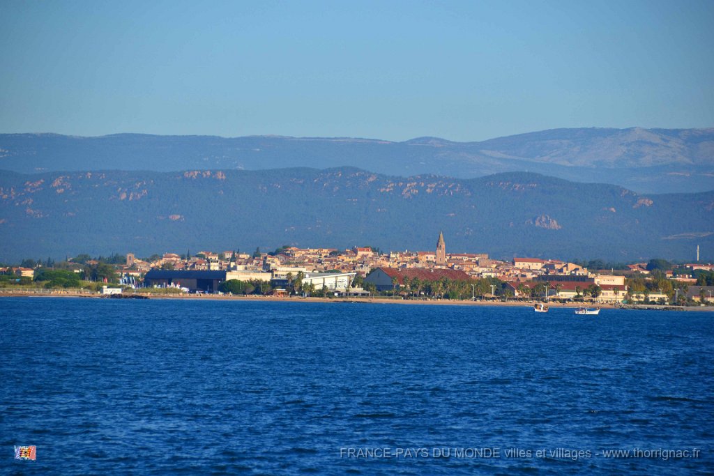 Saint Tropez 10 octobre 2015 3.JPG - Fréjus et la base nature en 1er plan. 10 octobre 2015.