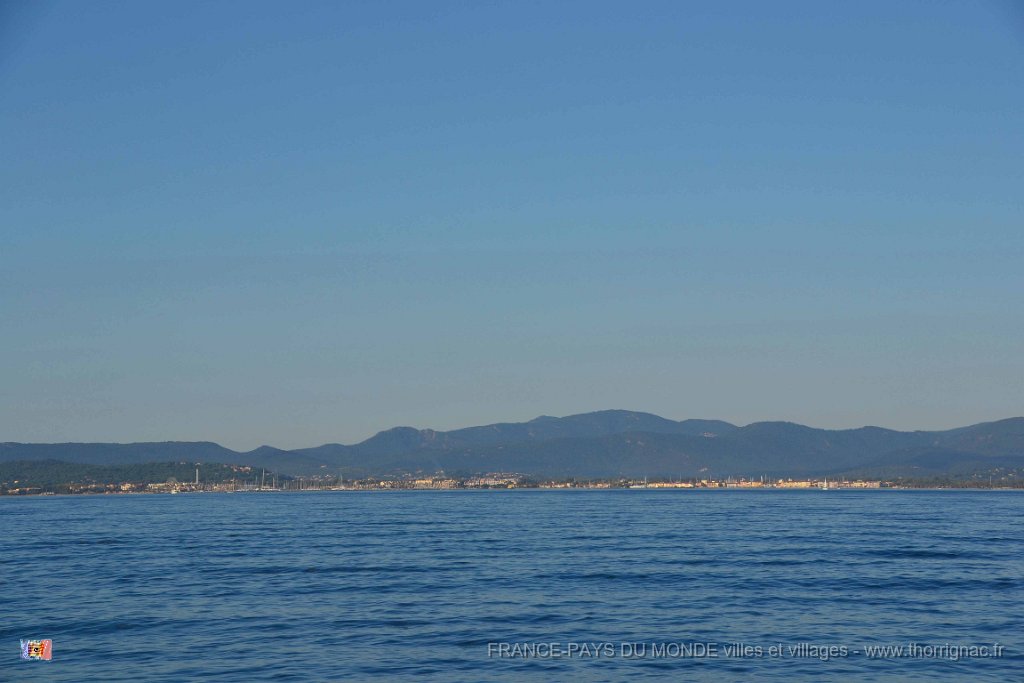 Saint Tropez 10 octobre 2015 63.JPG - Golfe de Saint-Topez. A droite, port Grimaud. 10 octobre 2015.
