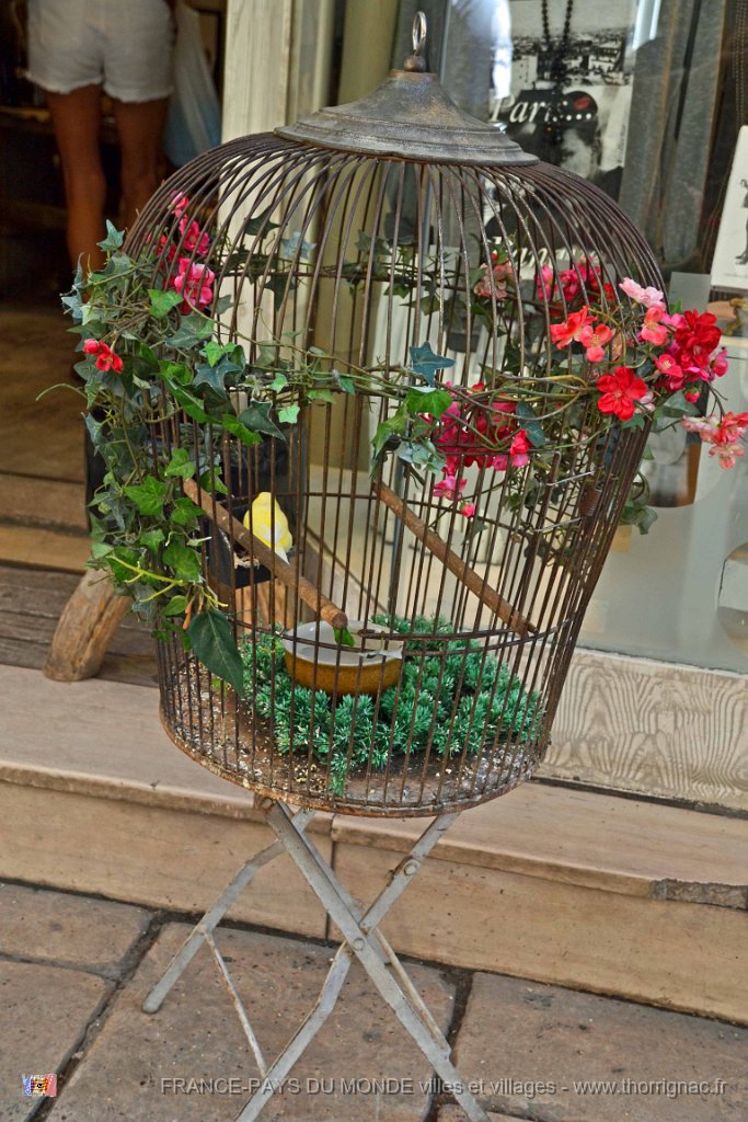 Saint Tropez 10 octobre 2015 92.JPG - Saint-Tropez. vue dans une rue devant une boutique. 10 octobre 2015.