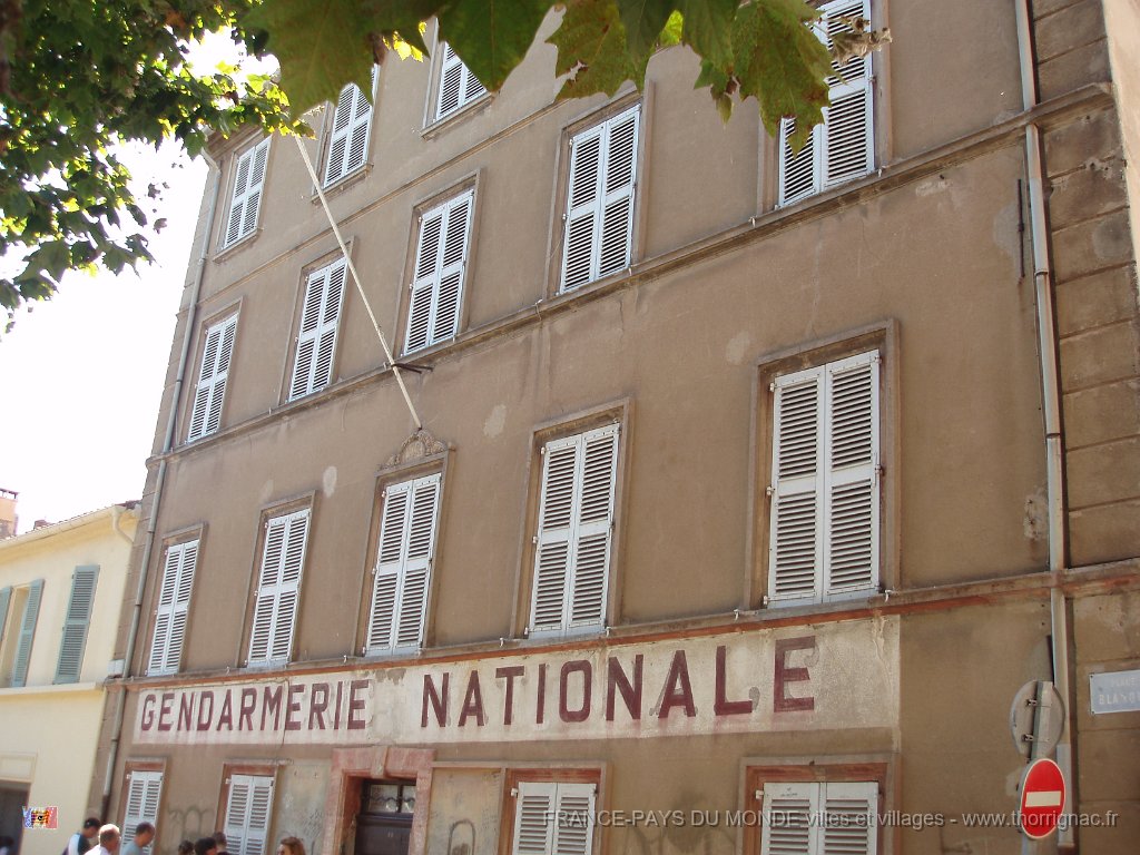 P8091371.JPG - L'ancienne gendarmerie.