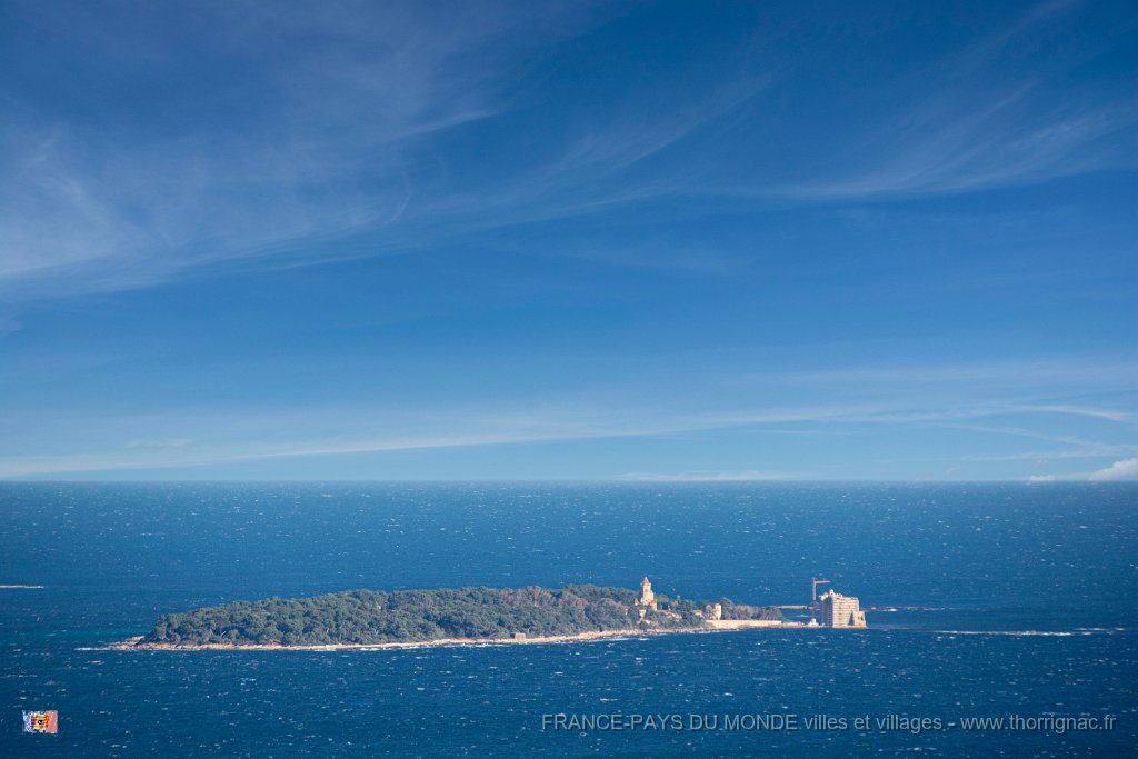 Notre Dame d Afrique 29 01 21 28.jpg - Théoule (06) - Vue de l'Ile Saint-Honorat depuis le Mémorial - 29 janvier 2021