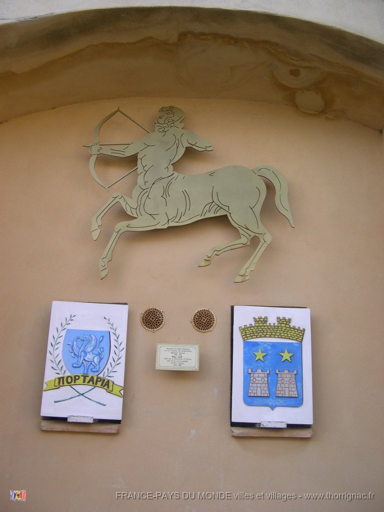 DSCN2359.JPG - A droite, les armoieries de Tourtour et à gauche, celles de la ville jumelée (Italie).