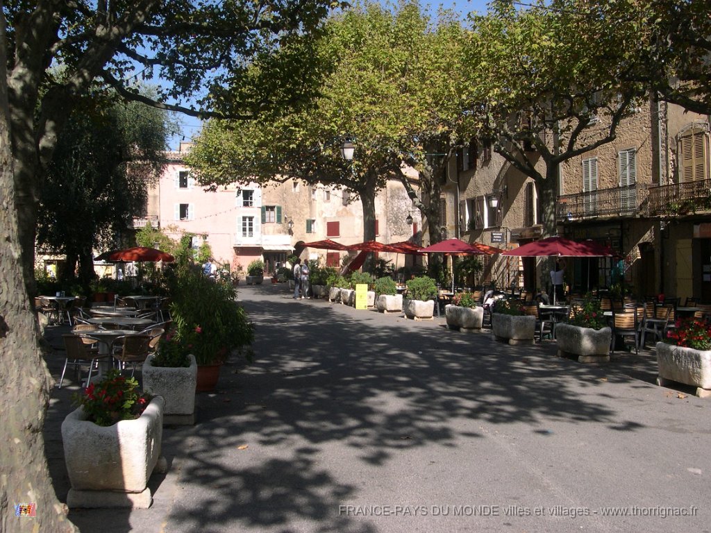 DSCN2360.JPG - La place centrale.