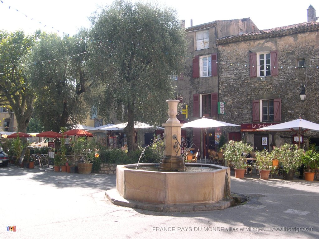 DSCN2376.JPG - La place centrale.