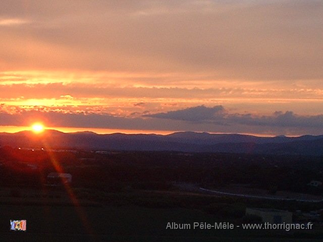 DSCF0159.JPG - Coucher de soleil sur le massif des maures.24 mars 2012. 