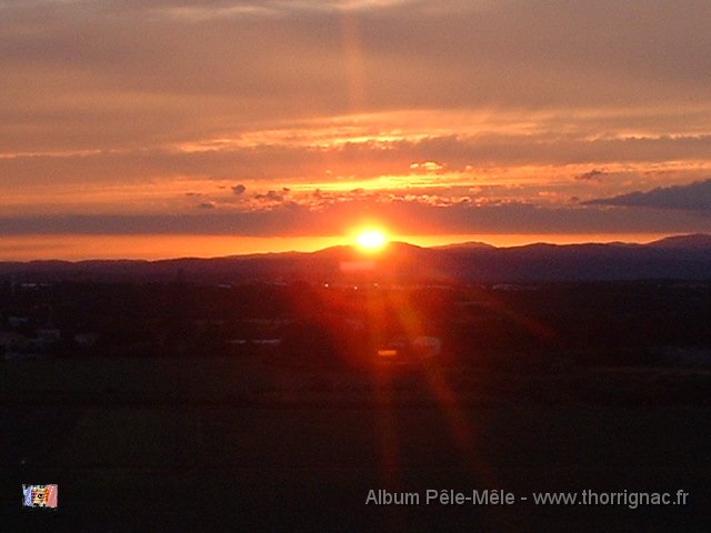 DSCF0160.JPG - Coucher de soleil sur le massif des Maures. 16 juin 2012 