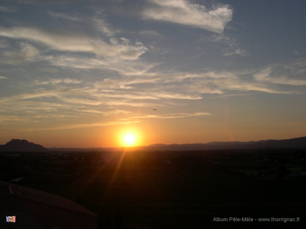 DSCN0501.JPG - Coucher de soleil sur le début de l'Esterel. Mardi ‎19 ‎juin ‎2012.‏‎18H22