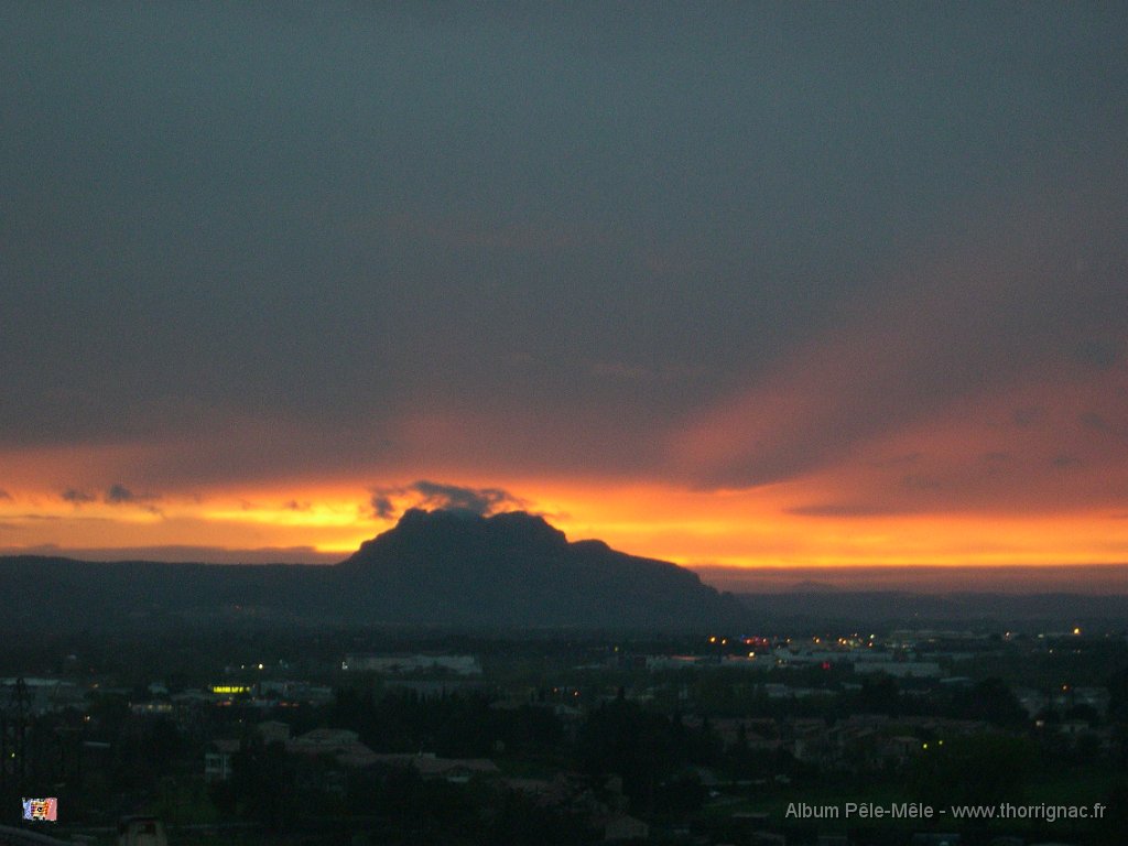 DSCN1844.JPG - Coucher de soleil sur le massif des Maures. 16 juin 2012 