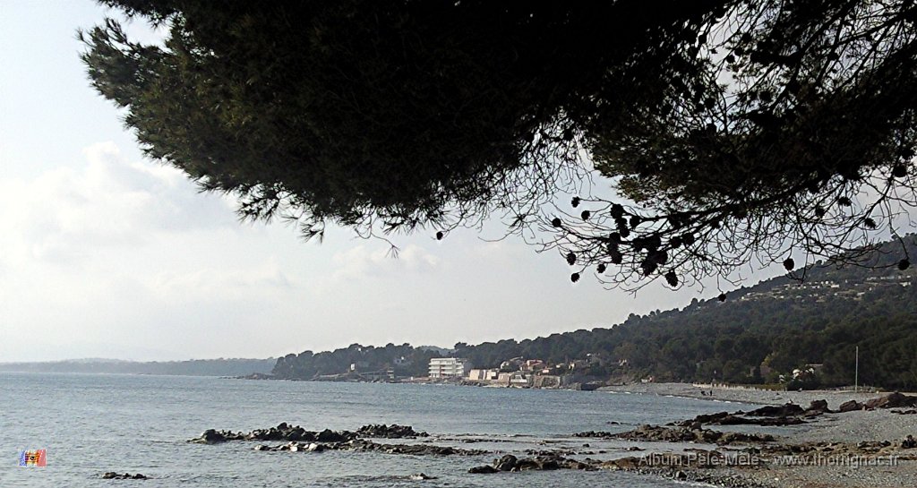 Photo1593.jpg - A côté, la plage du débarquement